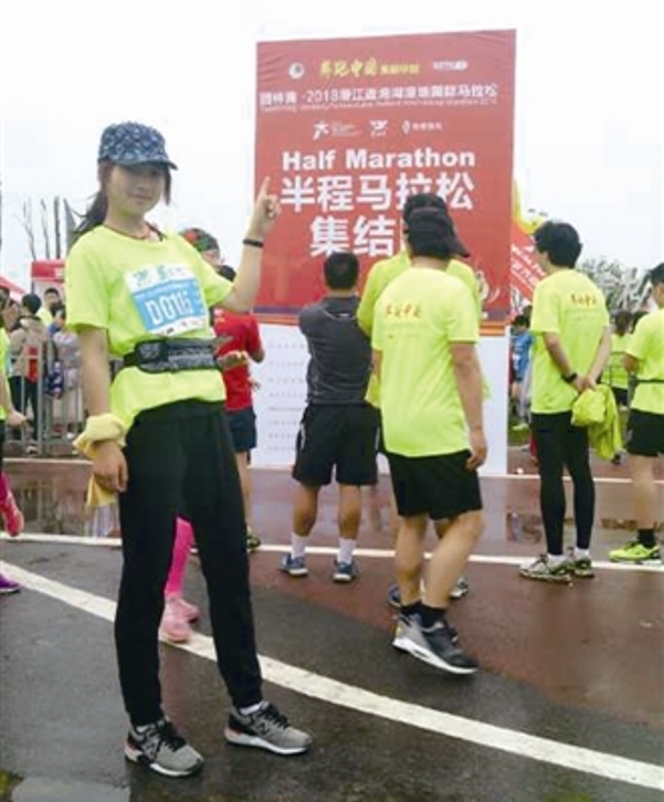 我院教师关乔坚持跑完“半马”02.jpg