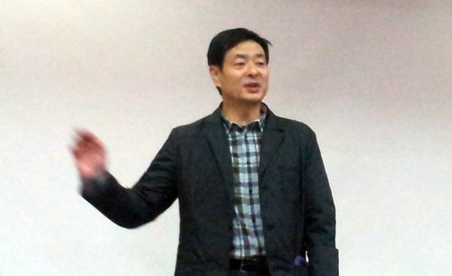 濮存昕鼓励学生多实践.jpg