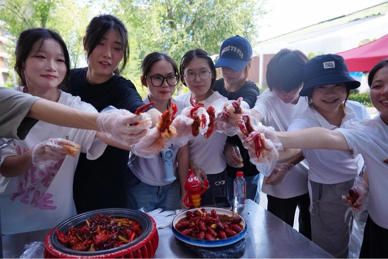 “潜”来之约，共绘青春 | 潜江龙虾学院喜迎2025级新生