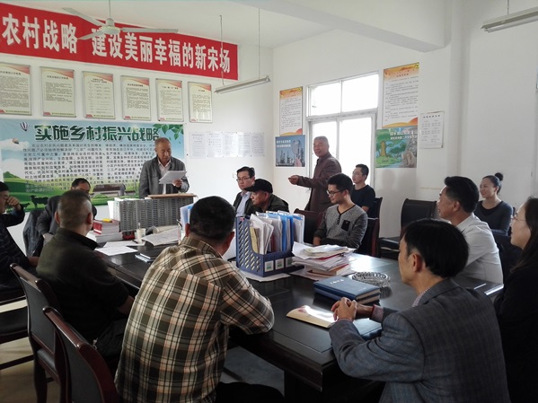 学校组织党员干部走访慰问03-----1.jpg