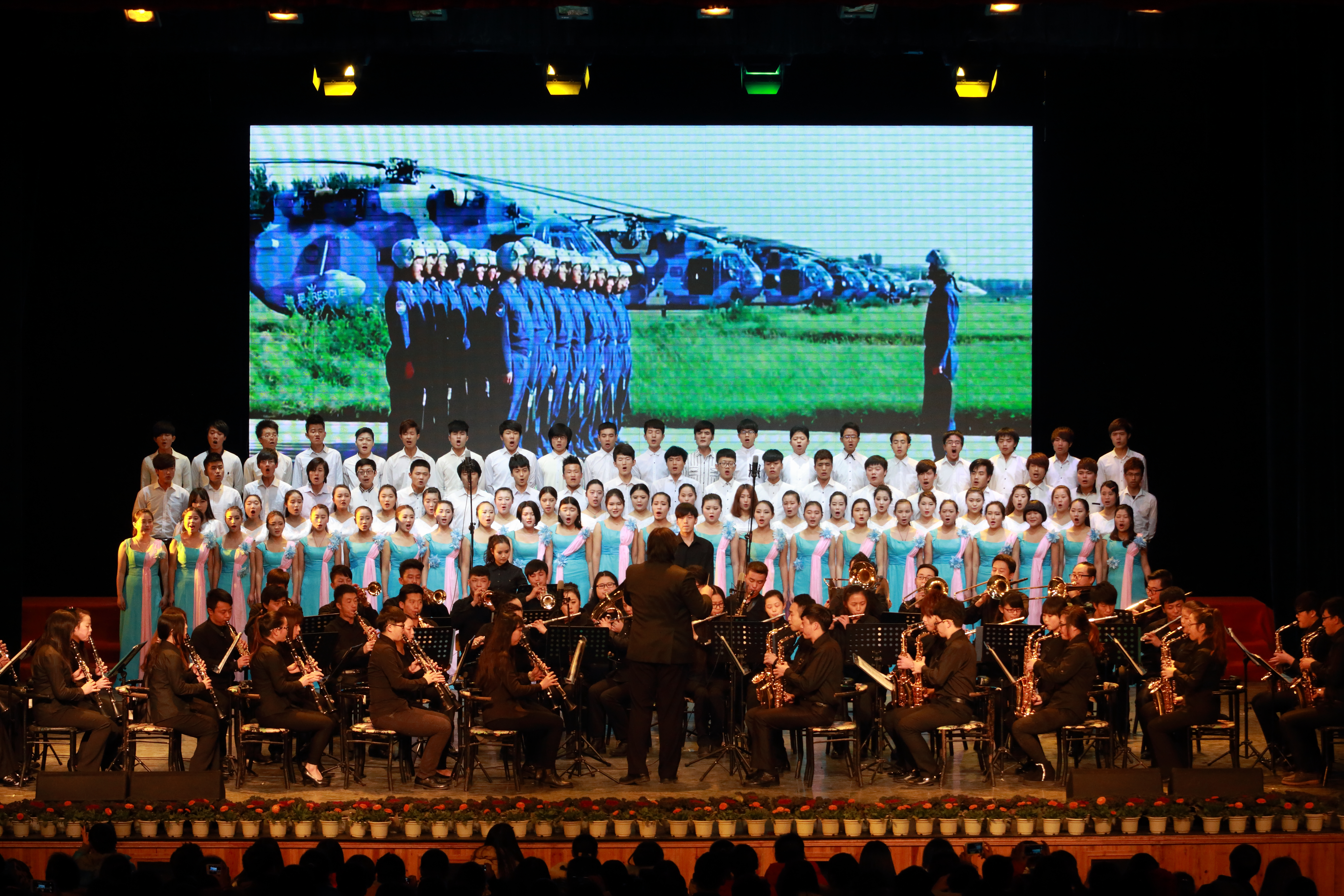 学院管乐团、合唱团参加实践演出.JPG