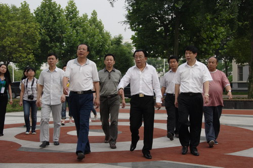 侯大师参观校园.jpg