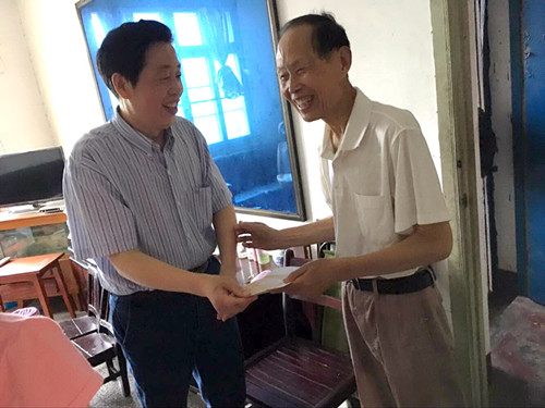慰问董士贞.jpg