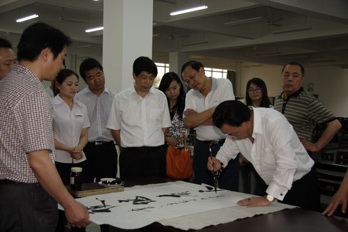 侯大师挥毫题字.jpg