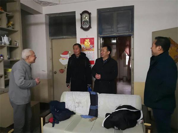 江汉职院工会开展“送温暖”走访慰问活动.jpg