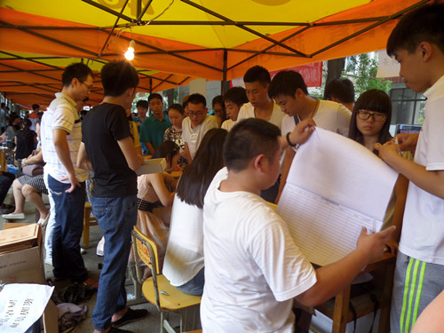学长正认真地登记新生的资料_副本.jpg