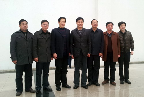 濮存昕与江职领导和教师合影.jpg