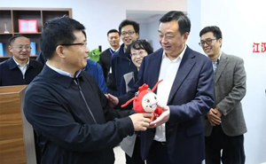 市委书记吴祖云向陶宏厅长赠送我校文创产品（2020.10）